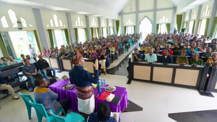 Pesan Viktor Laiskodat di Amarasi “Mendobrak Stigma Gelar Akademik dengan Kecakapan Hidup”