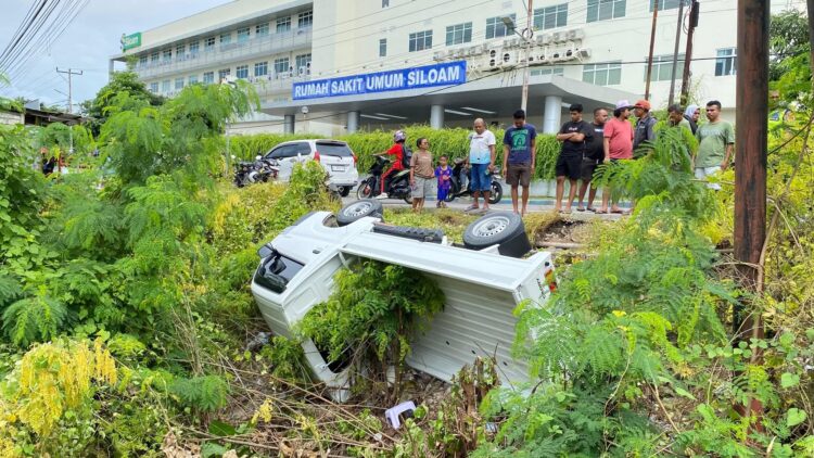 Senggolan Pikap dan Brio, Suzuki Carry Terjun ke Jurang di Depan RS Siloam Kupang