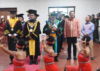 BUPATI KUPANG HADIRI WISUDA PERIODE I TAHUN 2026 UNIVERSITAS NUSA CENDANA, TEKANKAN PENTINGNYA KONTRIBUSI LULUSAN BAGI DAERAH