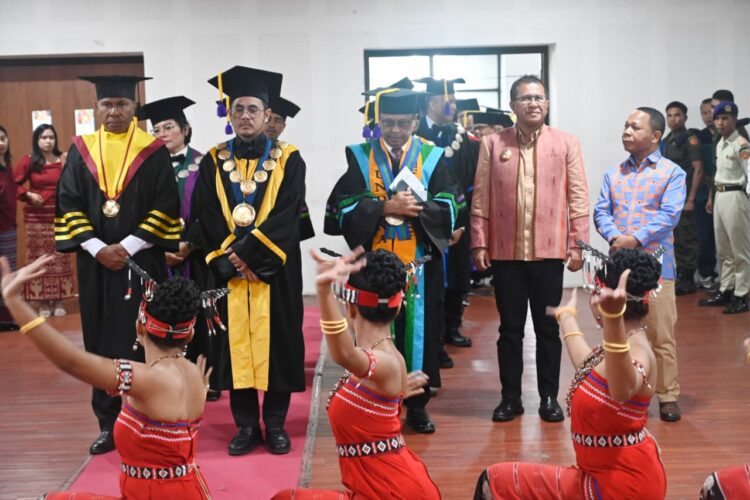 BUPATI KUPANG HADIRI WISUDA PERIODE I TAHUN 2026 UNIVERSITAS NUSA CENDANA, TEKANKAN PENTINGNYA KONTRIBUSI LULUSAN BAGI DAERAH