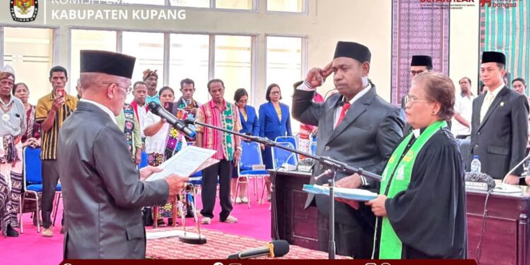KPU KABUPATEN KUPANG HADIRI PELANTIKAN PAW DPRD: JAGA MANDAT RAKYAT TETAP SAH