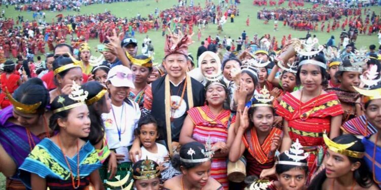 KEMENDAGRI BUKA FESTIVAL FULAN FEHAN IV DI BELU: TARI KOLOSAL PERSAHABATAN RI-TIMOR LESTE DI SAVANA