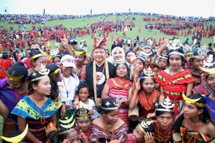 KEMENDAGRI BUKA FESTIVAL FULAN FEHAN IV DI BELU: TARI KOLOSAL PERSAHABATAN RI-TIMOR LESTE DI SAVANA