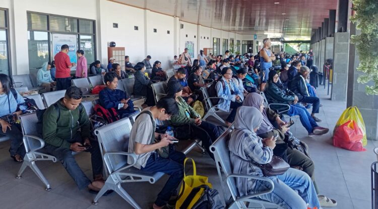 Hus Kuda Memanggil Kami Kembali, Terminal Tenau Penuh Penumpang ke Rote Ndao