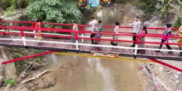 Tangis Haru Sambut Peresmian Jembatan Merah Putih, Kapolda NTT Irjen Pol. Dr. Rudi Darmoko, S.I.K., M.Si. Wujudkan Harapan Warga Kampung Bestobe, Desa Benu Kabupaten Kupang