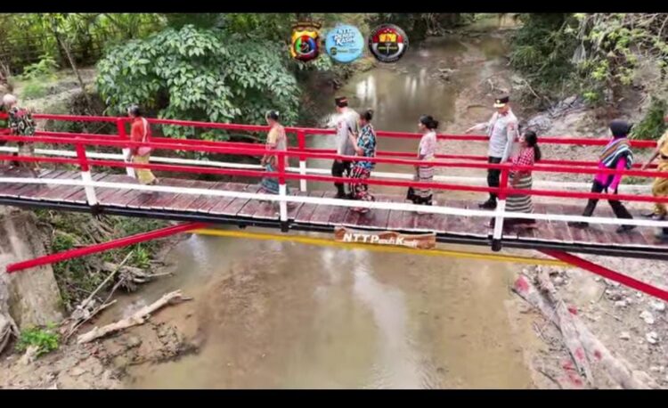 Tangis Haru Sambut Peresmian Jembatan Merah Putih, Kapolda NTT Irjen Pol. Dr. Rudi Darmoko, S.I.K., M.Si. Wujudkan Harapan Warga Kampung Bestobe, Desa Benu Kabupaten Kupang