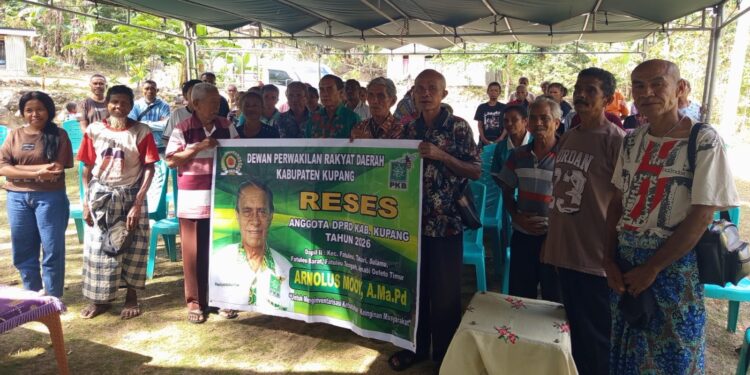 Ambil Air 3 KM, Jalan Erosi, Warga Passi Titip 4 Aspirasi ke Ketua Fraksi PKB, Arnolus Mooy, DPRD Kabupaten Kupang