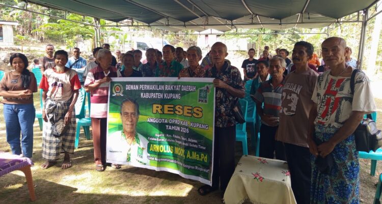 Ambil Air 3 KM, Jalan Erosi, Warga Passi Titip 4 Aspirasi ke Ketua Fraksi PKB, Arnolus Mooy, DPRD Kabupaten Kupang