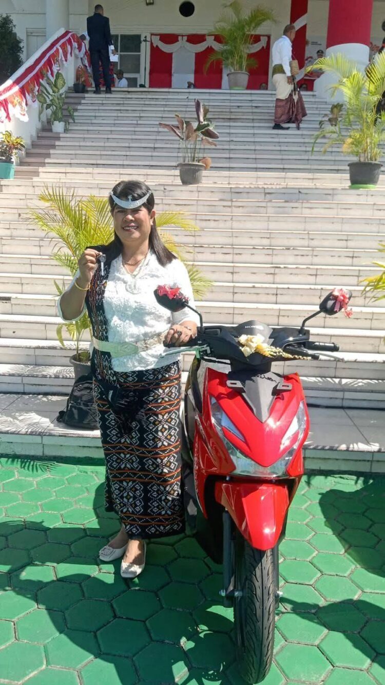 ​Yeri Selvin Pandie Dinobatkan Sebagai Guru Teladan Kabupaten Kupang 2026, Raih Hadiah Sepeda Motor