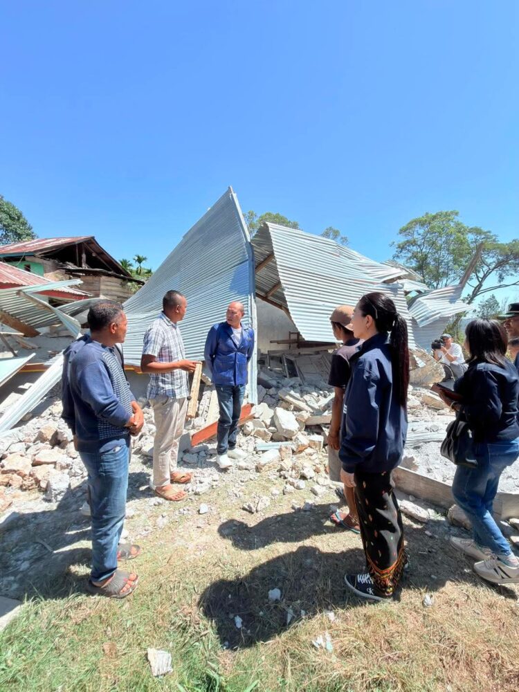 Tim NasDem Peduli Salurkan Bantuan Utama bagi Ratusan Korban Gempa Flores di Desa Bangka Arus