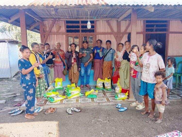 Yayasan Mitha Peduli Bersama Bagikan Paket Sembako di Malaka