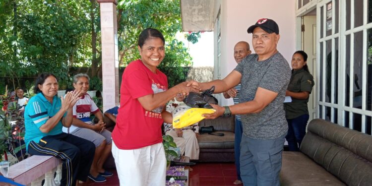 Yayasan Mitha Peduli Bersama Tebar Kasih, Bagikan Sembako untuk Warga Liliba Kota Kupang