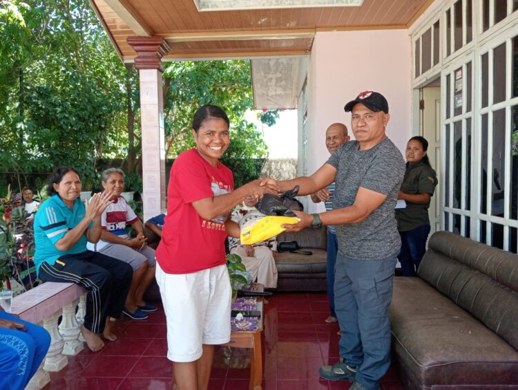 Yayasan Mitha Peduli Bersama Tebar Kasih, Bagikan Sembako untuk Warga Liliba Kota Kupang