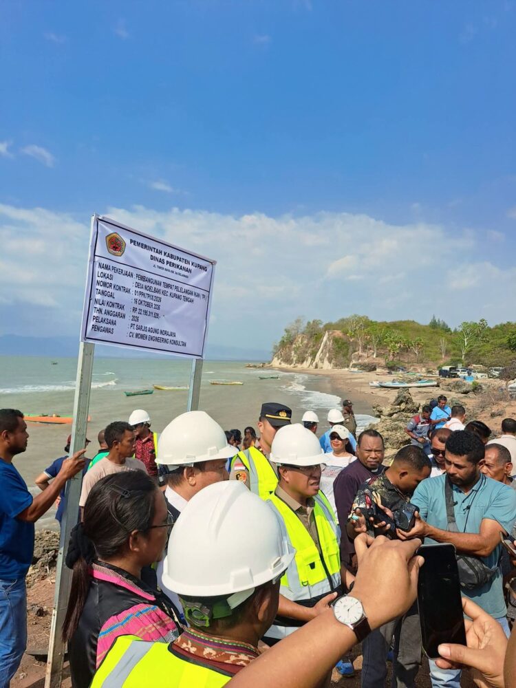 Bupati Yosef Lede Letakkan Batu Pertama Pembangunan TPI Noelbaki Senilai Rp22,1 Miliar