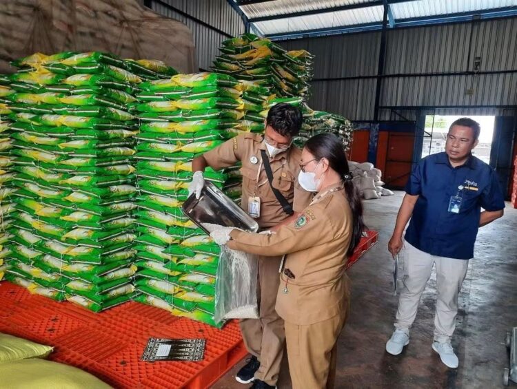 600 TON BERAS SUBSIDI DIDUGA DIJUAL SEBAGAI BERAS PREMIUM, 8 PEJABAT BULOG DAN BAPANAS DICOPOT