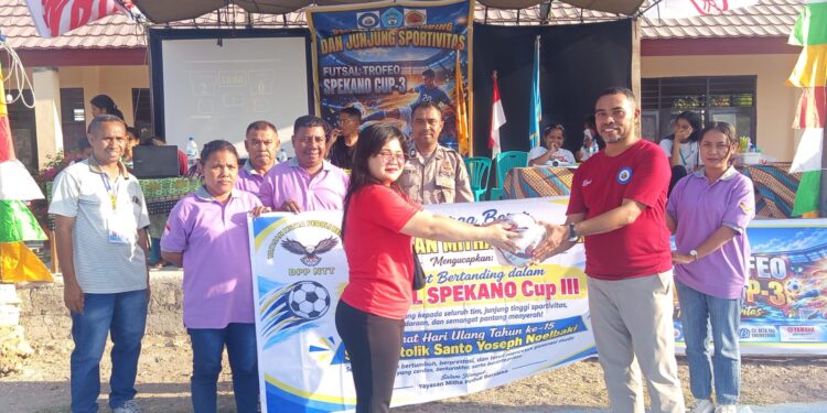 ​Dukung Futsal Spekano Cup III, Yayasan Mitha Peduli Bersama Serahkan Bantuan Bola dan Perlengkapan Olahraga