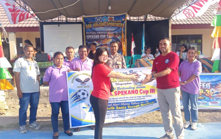 ​Dukung Futsal Spekano Cup III, Yayasan Mitha Peduli Bersama Serahkan Bantuan Bola dan Perlengkapan Olahraga