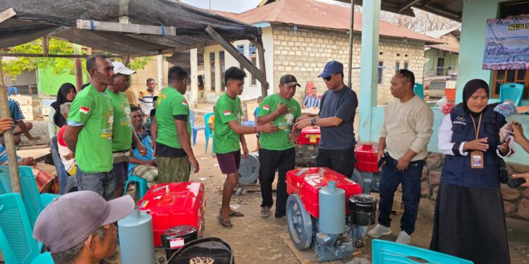 ​Sejarah Bagi Nelayan Desa Mamboro Sumba Tengah, Anggota DPR RI Usman Husin Serahkan Bantuan Mesin Diesel dan Pukat Gratis
