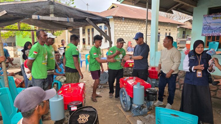 ​Sejarah Bagi Nelayan Desa Mamboro Sumba Tengah, Anggota DPR RI Usman Husin Serahkan Bantuan Mesin Diesel dan Pukat Gratis