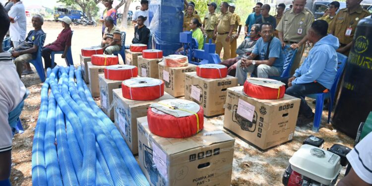 ​Pemerintah dan DPRD Kabupaten Kupang Serahkan Bantuan Alsintan serta Benih untuk Dorong Produktivitas Petani