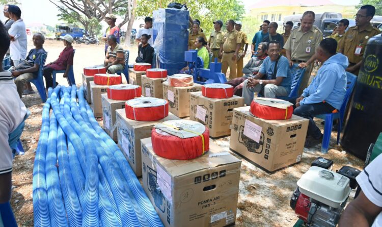 Pemerintah dan DPRD Kabupaten Kupang Serahkan Bantuan Alsintan serta Benih untuk Dorong Produktivitas Petani
