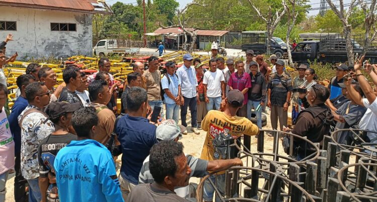 ​Usman Husin Salurkan Bantuan Alsintan dan Bibit Jagung di Rote Ndao: Bebas Pungli, Kadis Pertanian Beri Apresiasi, DPRD Ingatkan Pengawasan Ketat