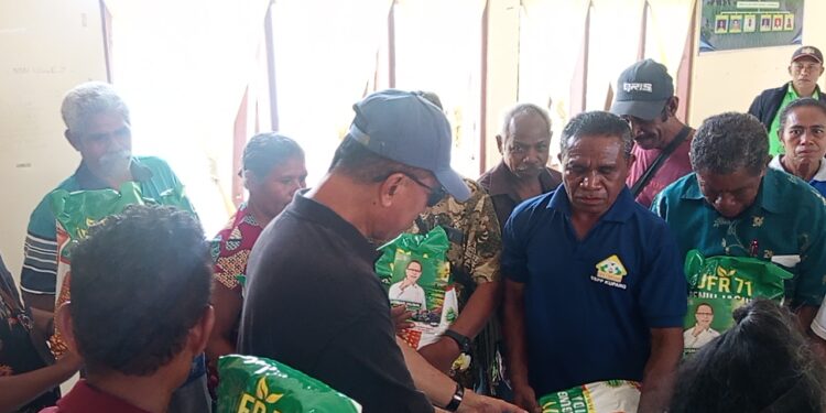 Kiprah Nyata Usman Husin untuk Petani dari Pagi Sampai Malam Bagikan Bibit Jagung, dari Desa Kuimasi – Enolanan – Oeniko – Rabeka – Sampai Oebesi
