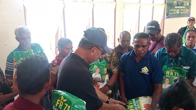 Kiprah Nyata Usman Husin untuk Petani dari Pagi Sampai Malam Bagikan Bibit Jagung, dari Desa Kuimasi – Enolanan – Oeniko – Rabeka – Sampai Oebesi